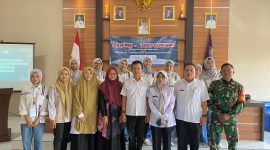 Kelompok Mahasiswa Unsil prodi Kesehatan Masyarakat didampingi Camat Cihaurbeuti dan Kepala Desa Cijulang berfoto bersama dalam rangkaian Program  Aksi Pro Sehat di Desa Cijulang Kecamatan Cihaurbeuti Ciamis, Sabtu 18/4/2026.