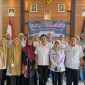 Kelompok Mahasiswa Unsil prodi Kesehatan Masyarakat didampingi Camat Cihaurbeuti dan Kepala Desa Cijulang berfoto bersama dalam rangkaian Program  Aksi Pro Sehat di Desa Cijulang Kecamatan Cihaurbeuti Ciamis, Sabtu 18/4/2026.